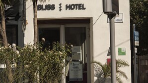 A hotel named "Bliss Hotel" with a sign indicating "Gaulle" nearby. - Bliss Hôtel (Cogolin)
