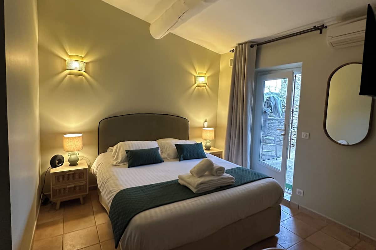 Premium bedding, Select Comfort beds, in-room safe, blackout curtains