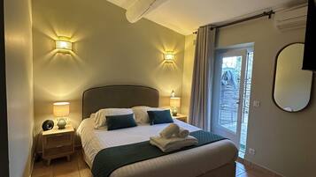 Chambre Double Classique, 1 grand lit, terrasse, rez-de-chaussée | Literie de qualité supérieure, matelas Select Comfort