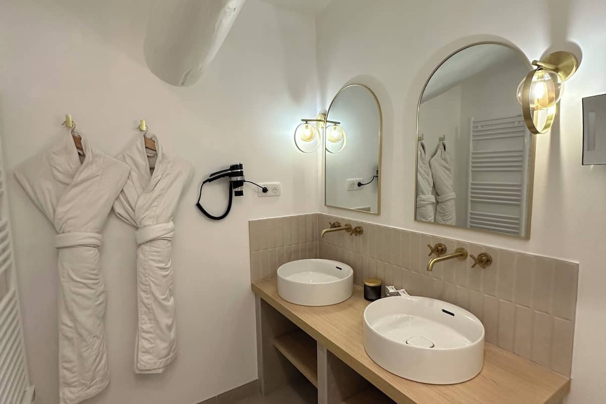 double room, 1 queen bed, city view | bathroom | hydromassage showerhead, eco-friendly toiletries, hair dryer, bathrobes