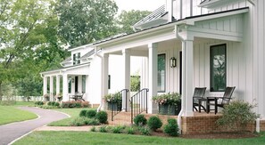 Luxe cottage, 1 kingsize bed, uitzicht op rivier | Luxe beddengoed, een strijkplank/strijkijzer, gratis wifi, beddengoed