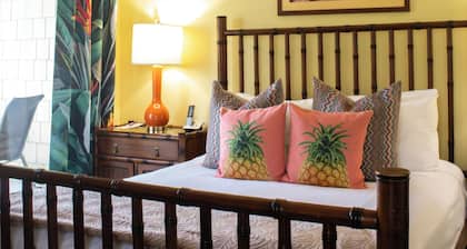 Water's Edge Inn - Adults Only