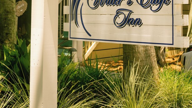 Schild für das Water's Edge Inn mit zahlreichen Auszeichnungen und Anerkennungen.