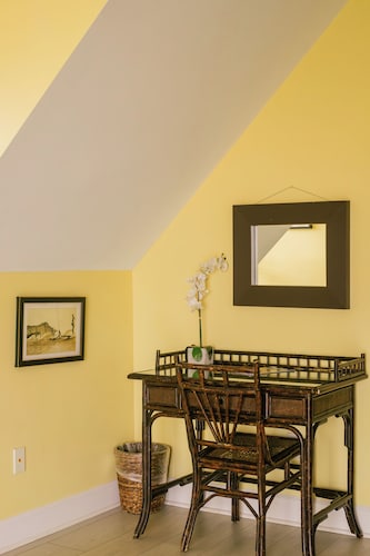 Water's Edge Inn - Adults Only