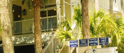 Entrada de un hotel con un letrero que indica que es una posada destacada por Southern Living y ha sido reconocida por Yelp.