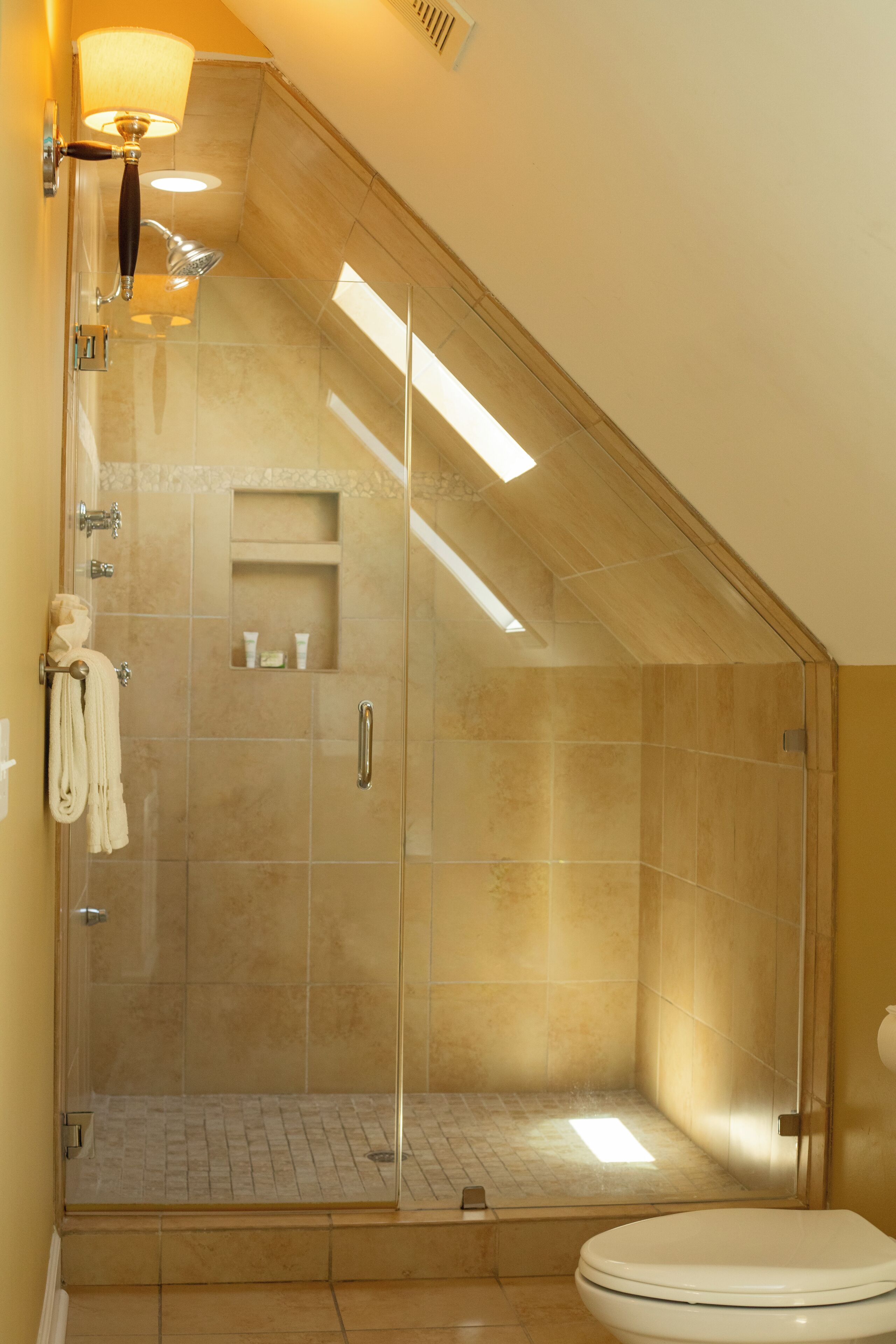 Chambre | Salle de bain | Ensemble baignoire-douche, baignoire profonde, douche cascade