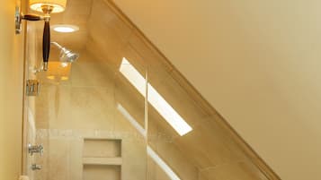 Chambre | Salle de bain | Ensemble baignoire-douche, baignoire profonde, douche cascade