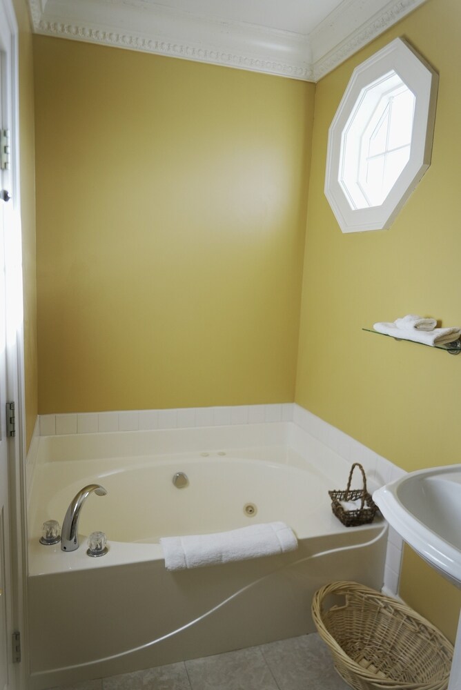 Claremont Inn & Winery by null