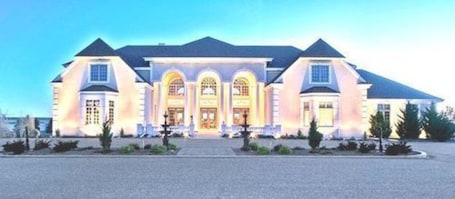 Front of property. Claremont Inn & Winery