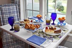 Free daily continental breakfast  - Claremont Inn & Winery (Stratton)
