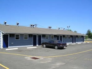 Free self-parking - Mayflower Motel Milford (Milford)