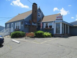 Property grounds - Mayflower Motel Milford (Milford)