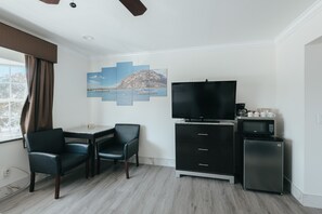 Habitación Deluxe, 2 camas de matrimonio, no fumadores, No se admiten mascotas (Upstairs) | Zona de estar | Televisión de pantalla plana de 40 pulgadas con canales por cable