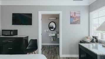 Deluxe Queen Room with Disability Access - Downstairs, Non-Smoking, No Pets | Hochwertige Bettwaren, Pillowtop-Betten, Schreibtisch