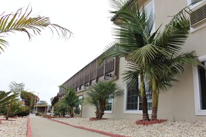 Exterior - Sea Air Inn & Suites - Downtown - Restaurant Row (Morro Bay)
