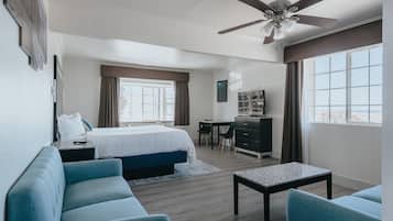 Deluxe Ocean View King Suite - Upstairs, Non-Smoking, No Pets | 1 habitación, ropa de cama de alta calidad y camas con pillow-top