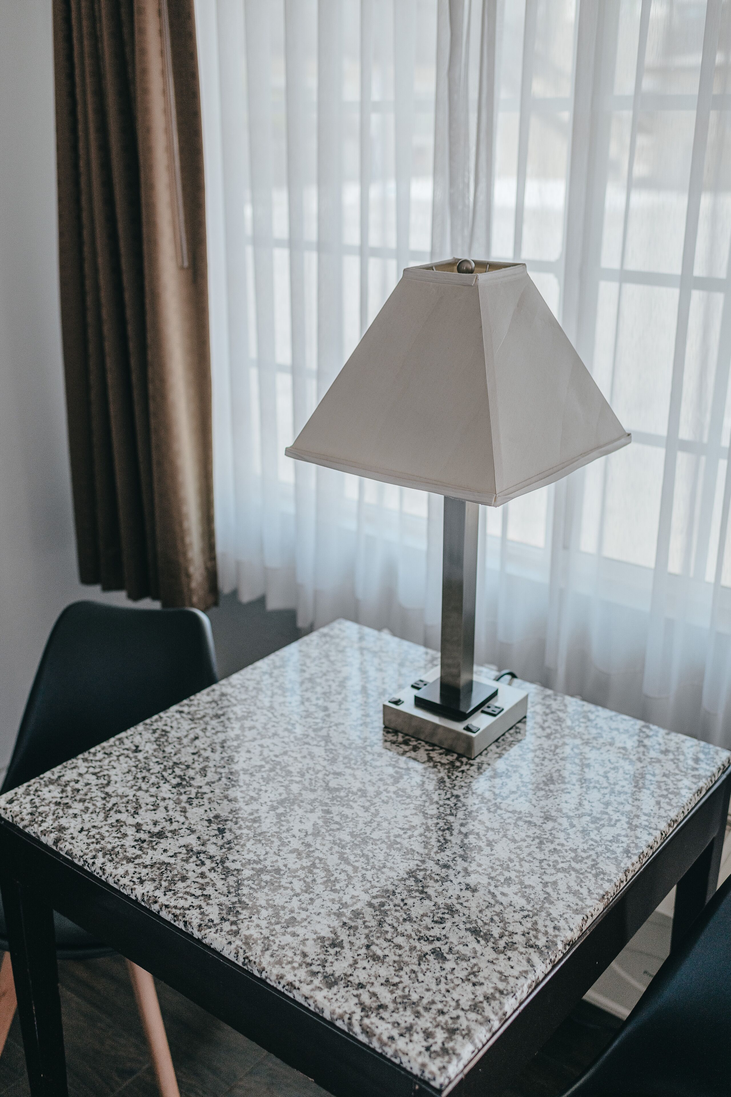 Chambre Deluxe, 1 très grand lit, non-fumeurs, animaux de compagnie interdits (Downstairs) | Literie de qualité supérieure, surmatelas, bureau