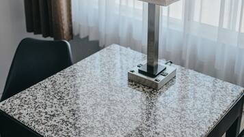 Deluxe King Room - Downstairs, Non-Smoking, No Pets | 1 chambre, literie de qualité supérieure, surmatelas, bureau