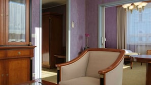 Suite presidencial | Minibar, caja de seguridad en la habitación y decoración personalizada 