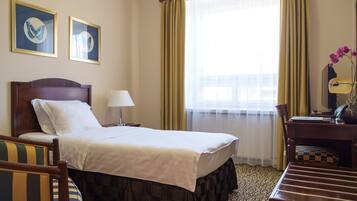 Single Room | Minibar, in-room safe, individually decorated, individually furnished
