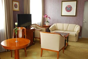 Presidential-sviitti | Oleskelualue | 23–tuumainen LCD-televisio, jossa kaapelikanavat