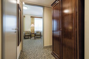 Minibar, Zimmersafe, individuell dekoriert, individuell eingerichtet