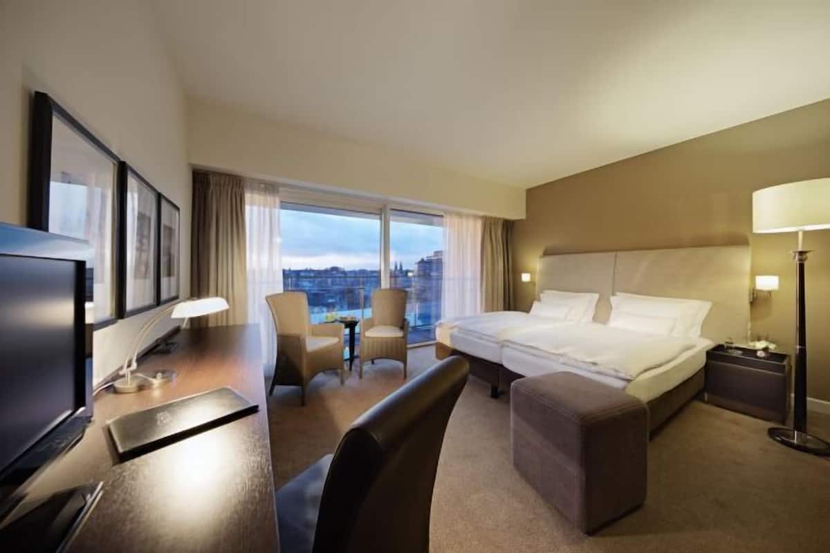 Ropa de cama de alta calidad, colchones con pillow-top y minibar