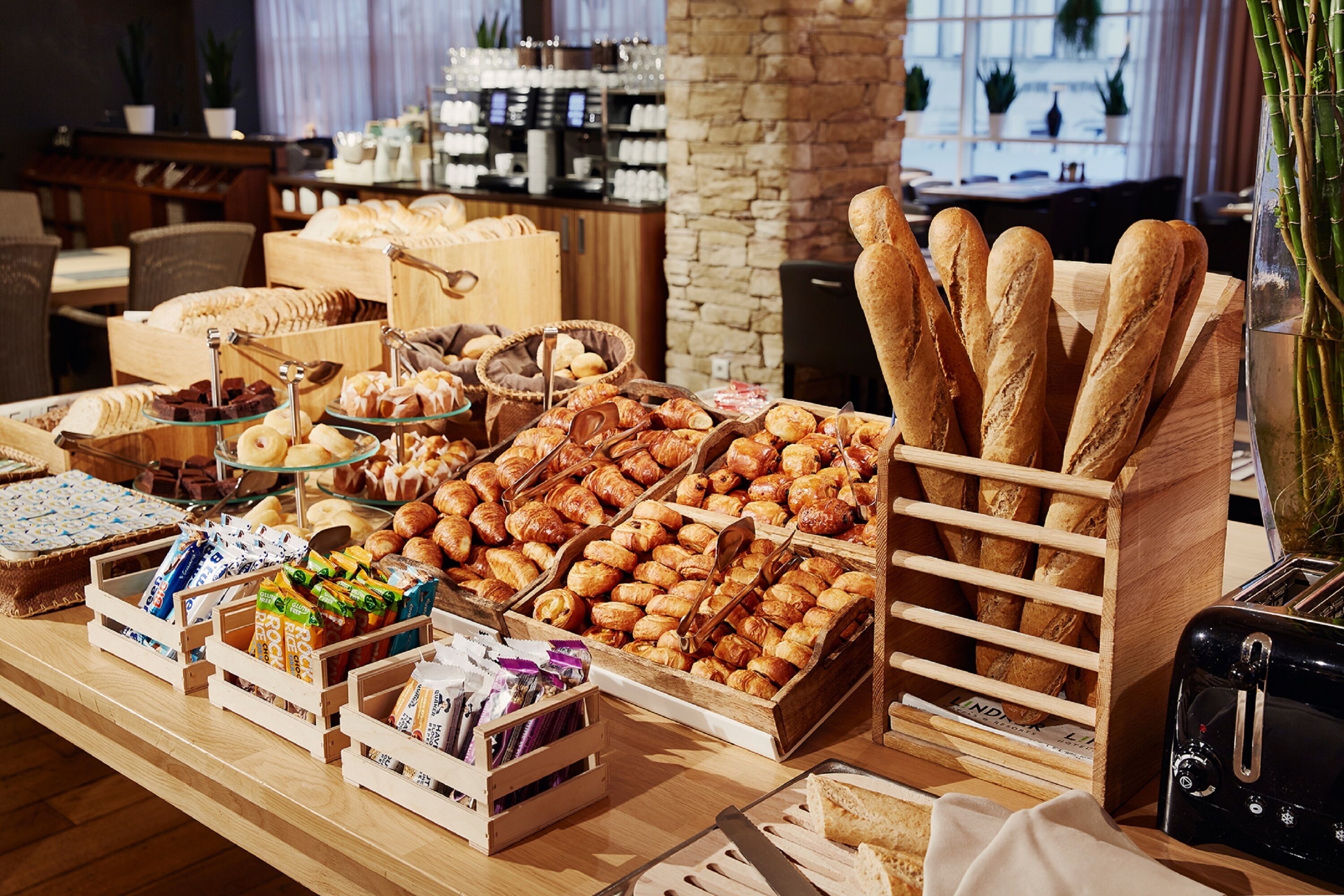 อาหารเช้าแบบบุฟเฟ่ต์ทุกวัน (EUR 29 ต่อคน)