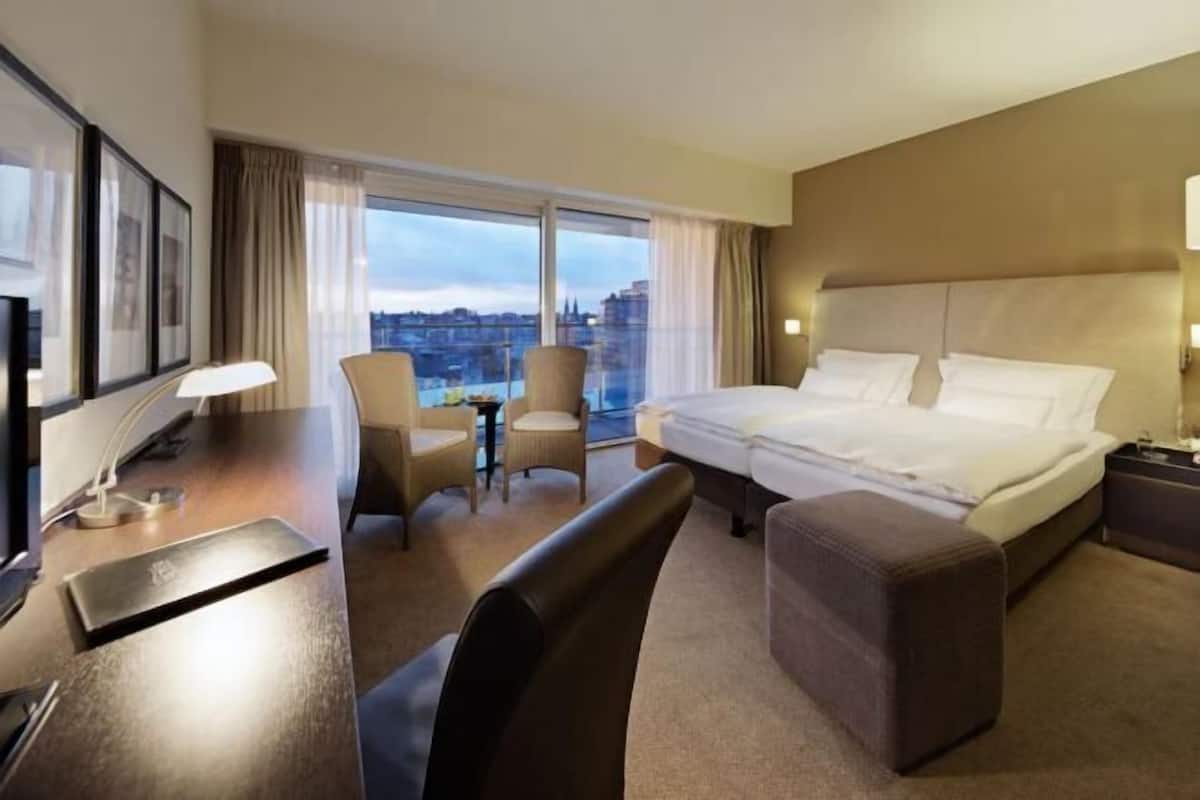Ropa de cama de alta calidad, colchones con pillow-top y minibar