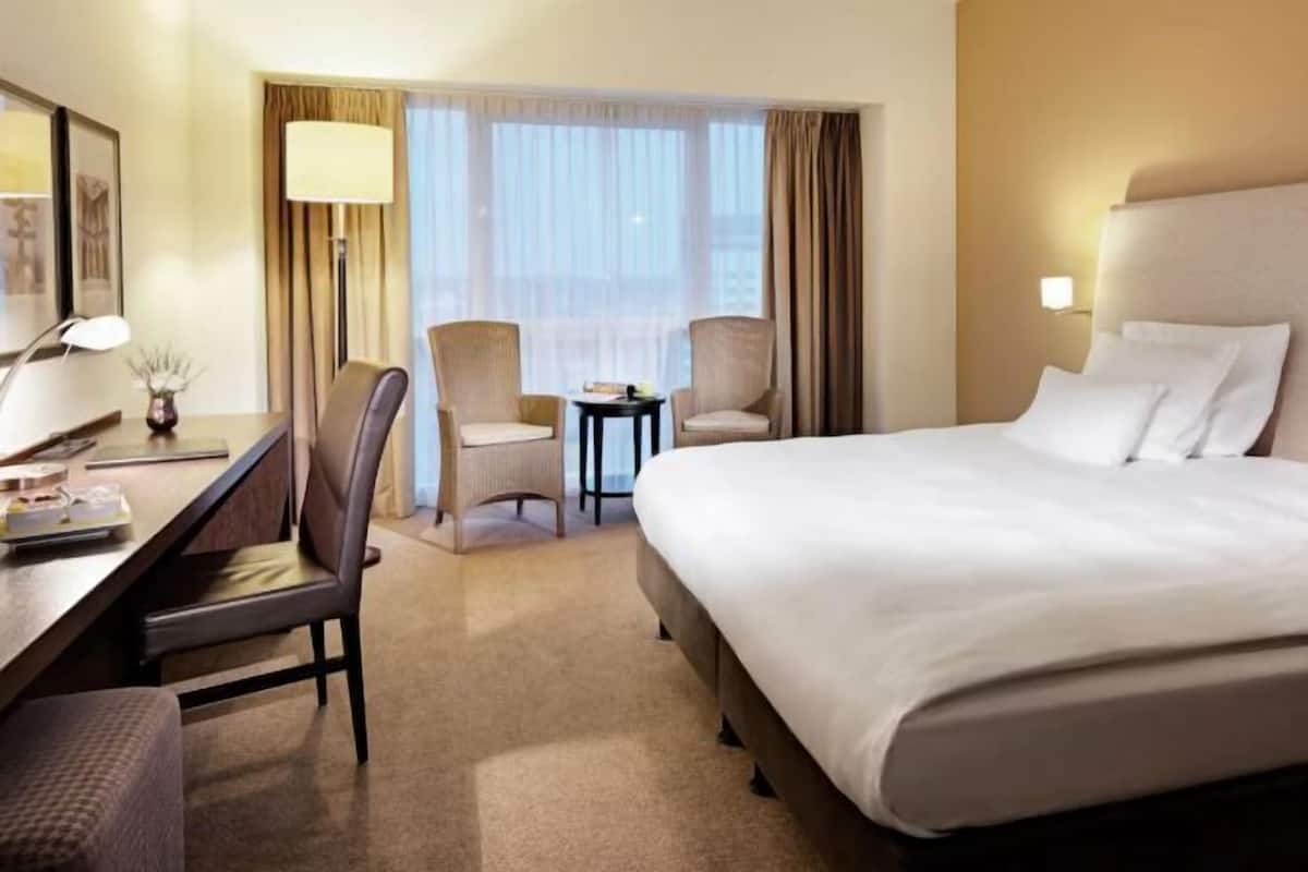 Ropa de cama de alta calidad, colchones con pillow-top y minibar