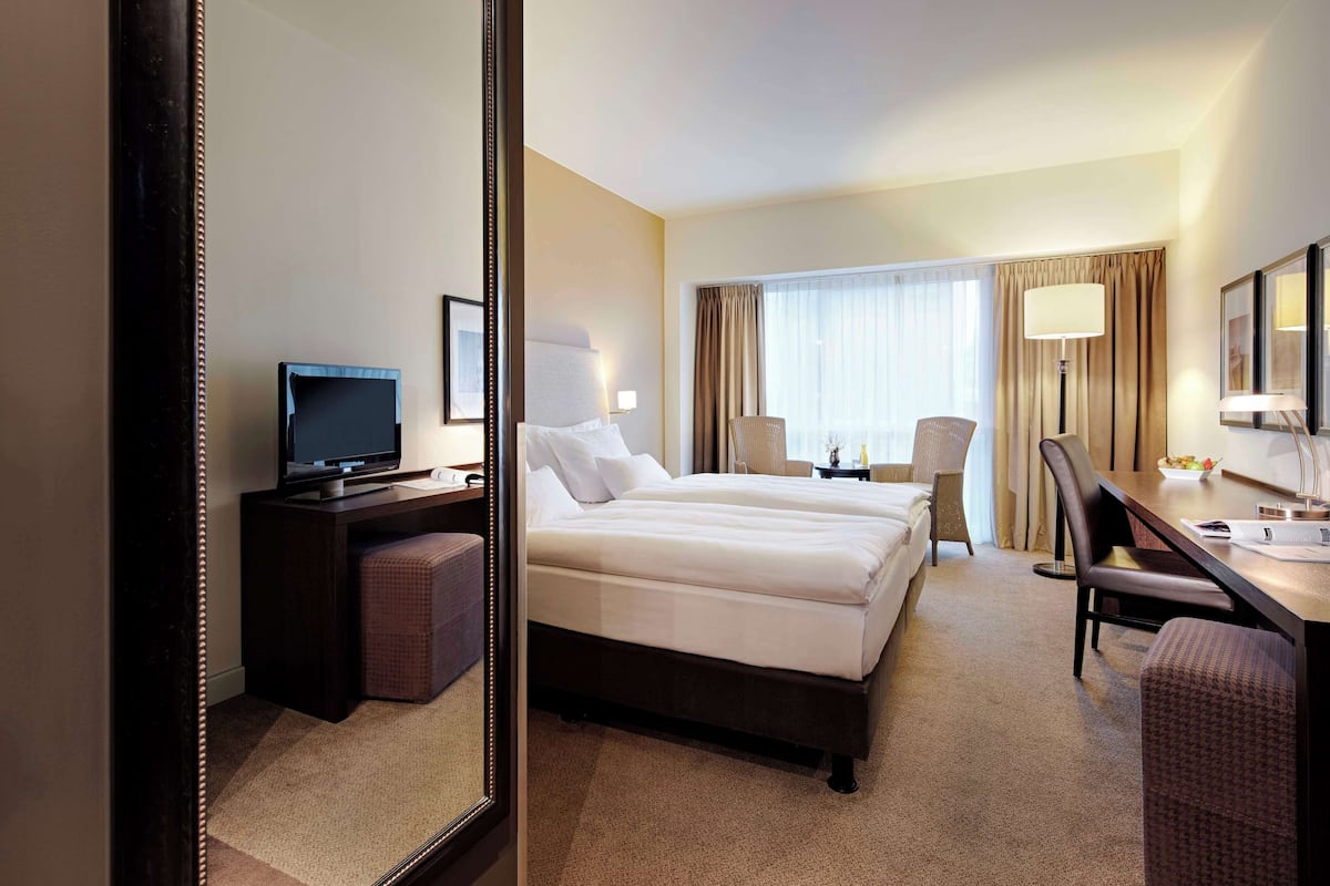 Room, 2 Twin Beds | Premium bedding, pillowtop beds, minibar, in-room safe