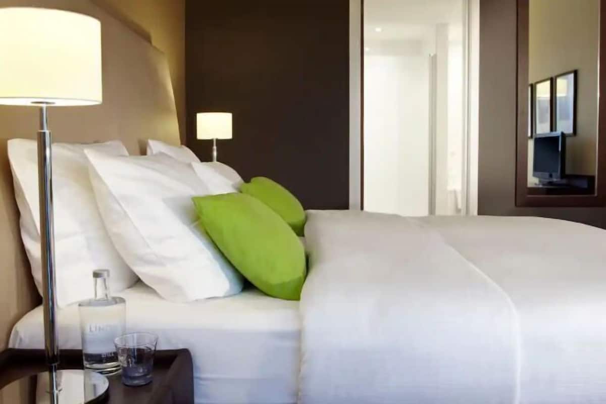 Ropa de cama de alta calidad, colchones con pillow-top y minibar