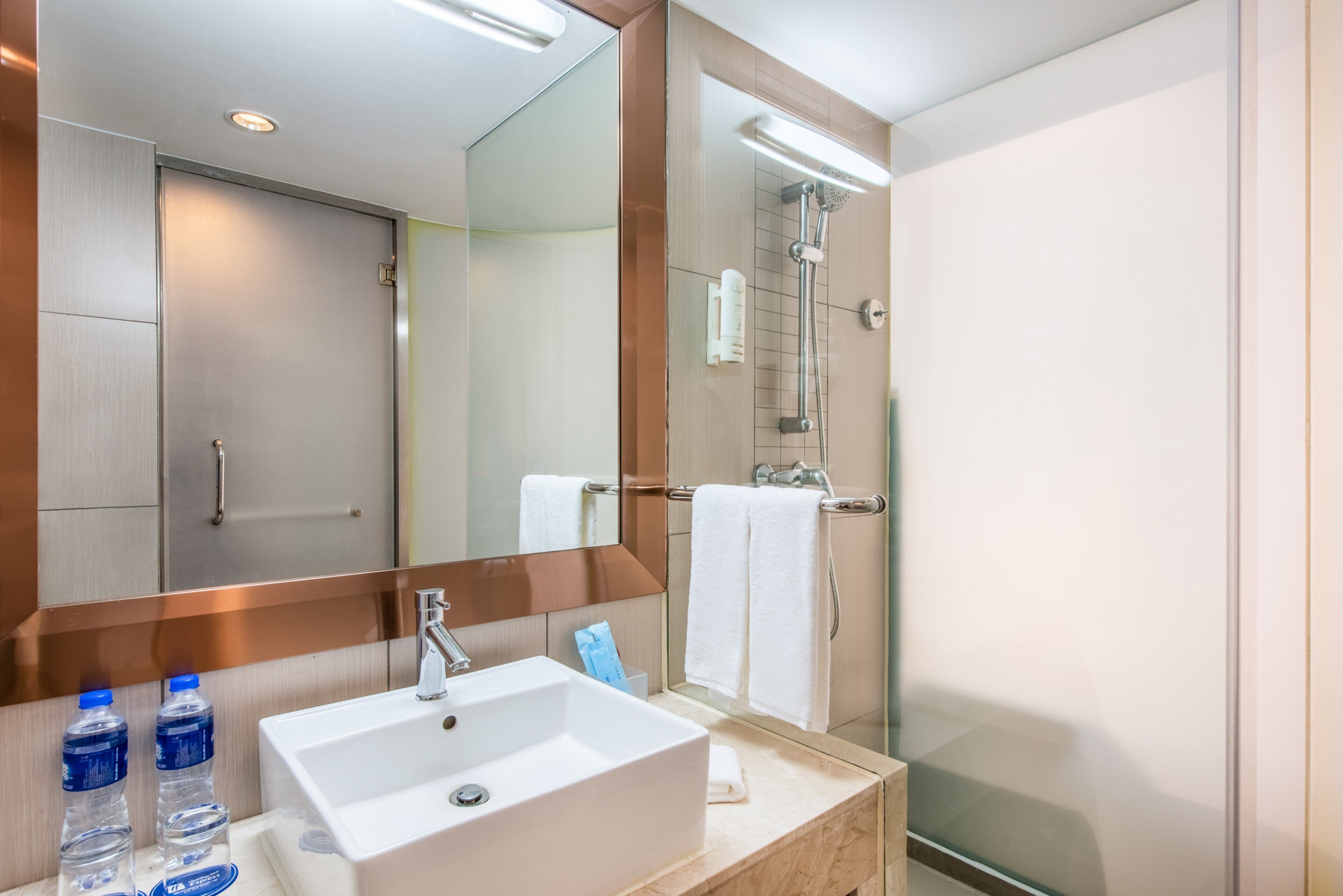 Shower, rainfall showerhead, free toiletries, hair dryer