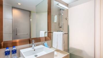 Shower, rainfall showerhead, free toiletries, hair dryer