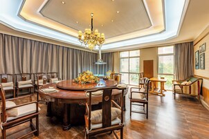 供应早餐、午餐和晚餐