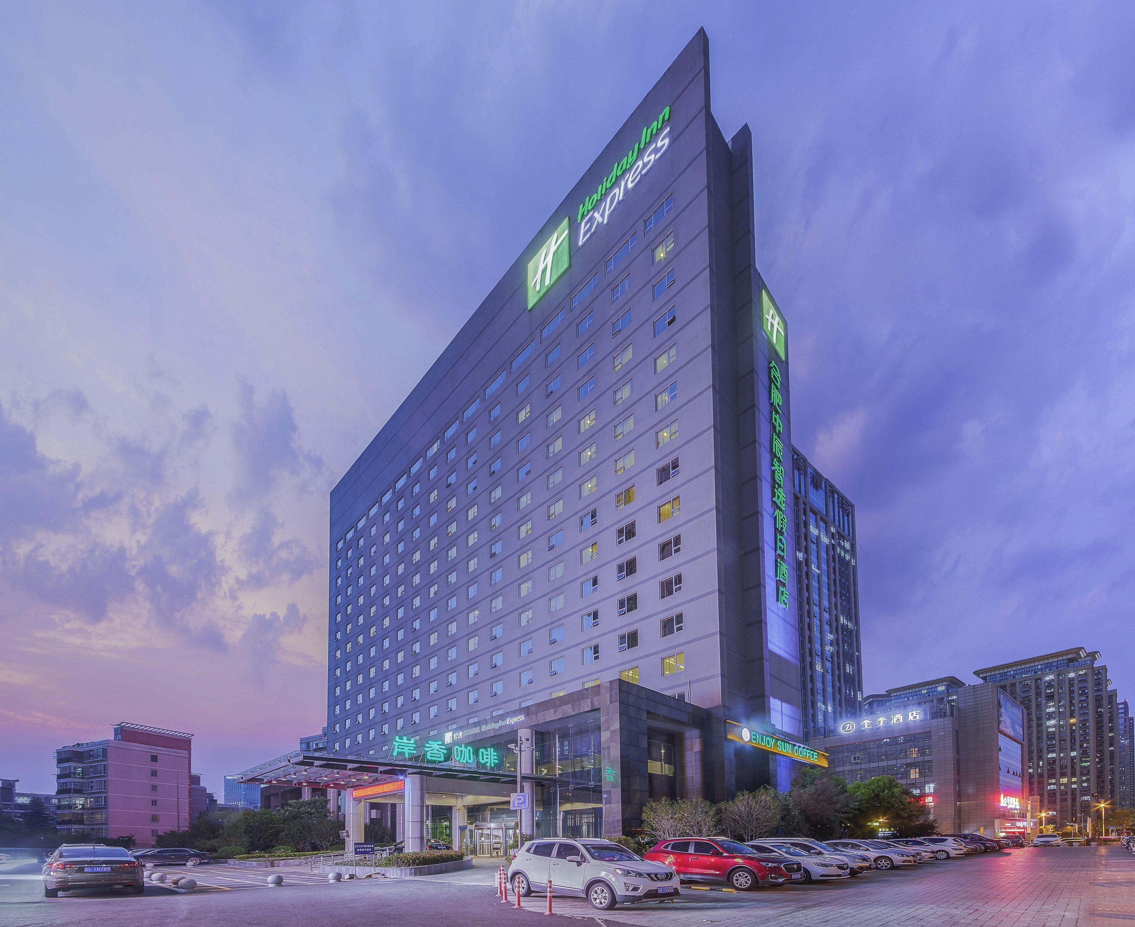 Un hotel con un cartel llamativo del Holiday Inn Express.