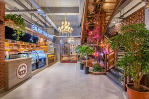 供应早餐、午餐和晚餐