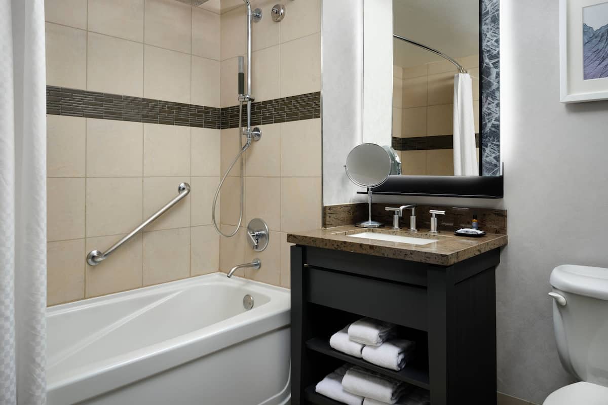 Combined shower/bathtub, rainfall showerhead, free toiletries