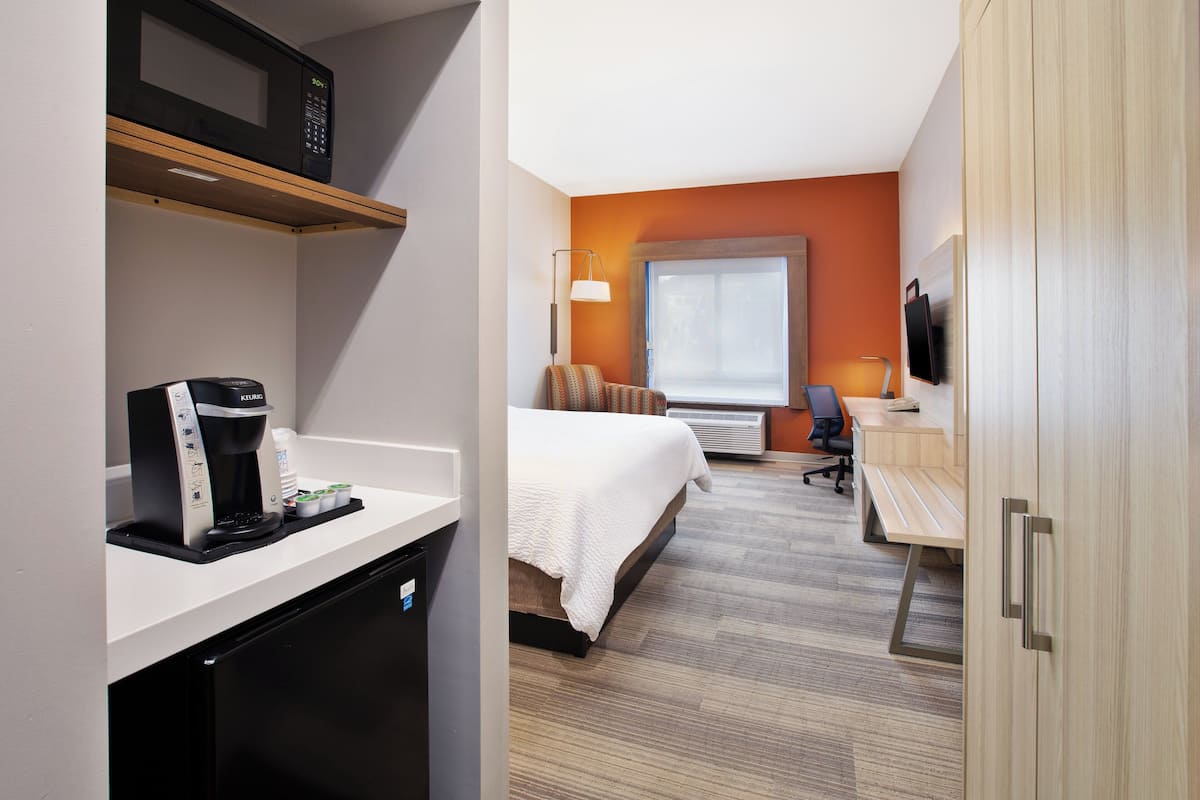 standard room, 1 king bed | 1 bedroom, in-room safe, desk, iron/ironing board