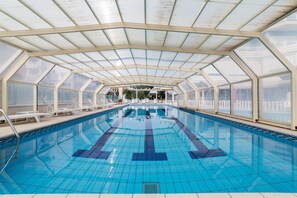 Kolam renang outdoor musiman, dengan payung kolam renang