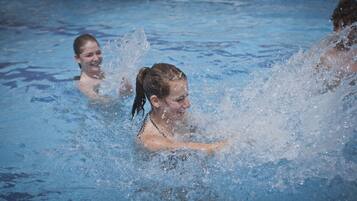 Piscina stagionale all'aperto, ombrelloni da piscina, lettini