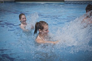 Piscine extérieure (ouverte en saison), parasols de plage