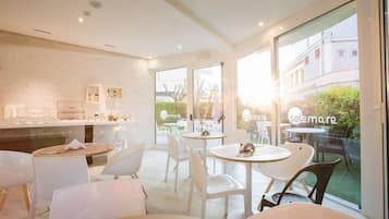 Colazione a buffet, servita tutte le mattine (10 EUR a persona)