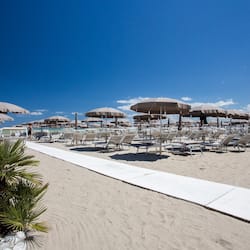 Praia particular nas proximidades, espreguiçadeiras, guarda-sóis