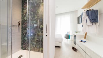 Habitación doble Deluxe | Baño | Regadera, secadora de cabello, toallas