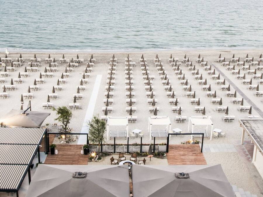 Privat strand i nærheten, solsenger, parasoller og strandhåndklær