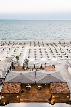 Spiaggia privata nelle vicinanze, lettini da mare, ombrelloni. Hotel Solemare