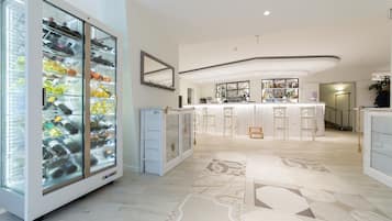 Un'accogliente hall d'hotel moderna, con un'ampia cantina, una zona bar e un pavimento decorato.