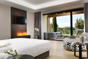 Suíte, banheira de hidromassagem (External) | Edredons de pluma, frigobar, cofres nos quartos