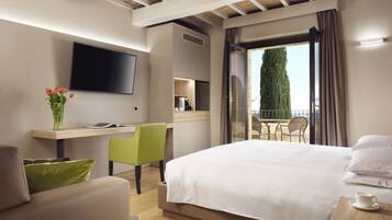 Panoramic Studio Suite | Down comforters, minibar, in-room safe, desk